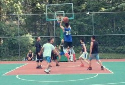 篮球爆料球员的视频,揭秘球员精彩瞬间，视频带你领略球场风采